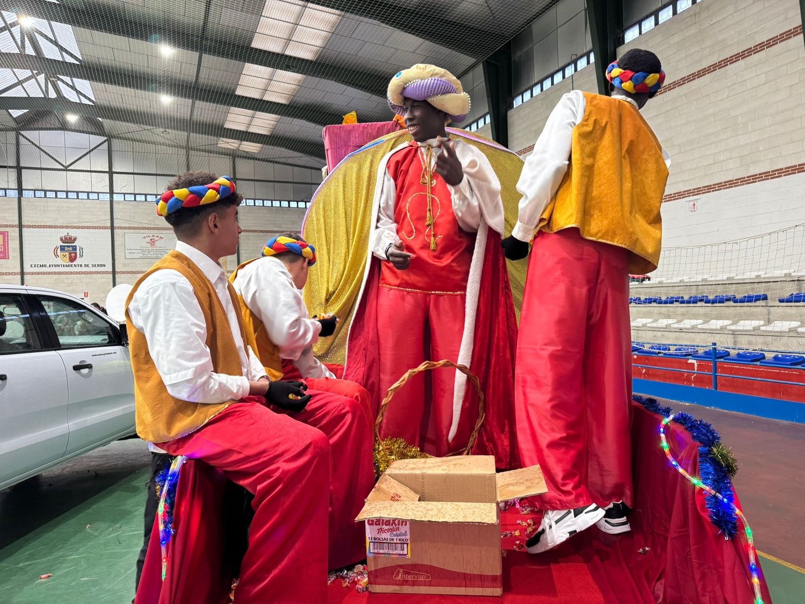 Serón disfruta de la llegada de los Reyes Magos en el Pabellón Municipal y en la residencia de mayores