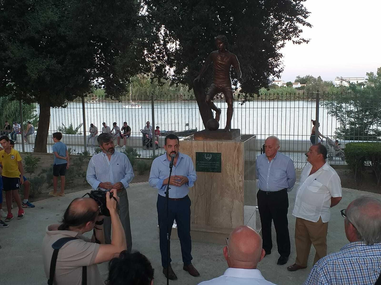 Fernando Castejón, Manuel Romero Pacheco, Modesto González y Francisco Bizcocho, presentando la escultura.