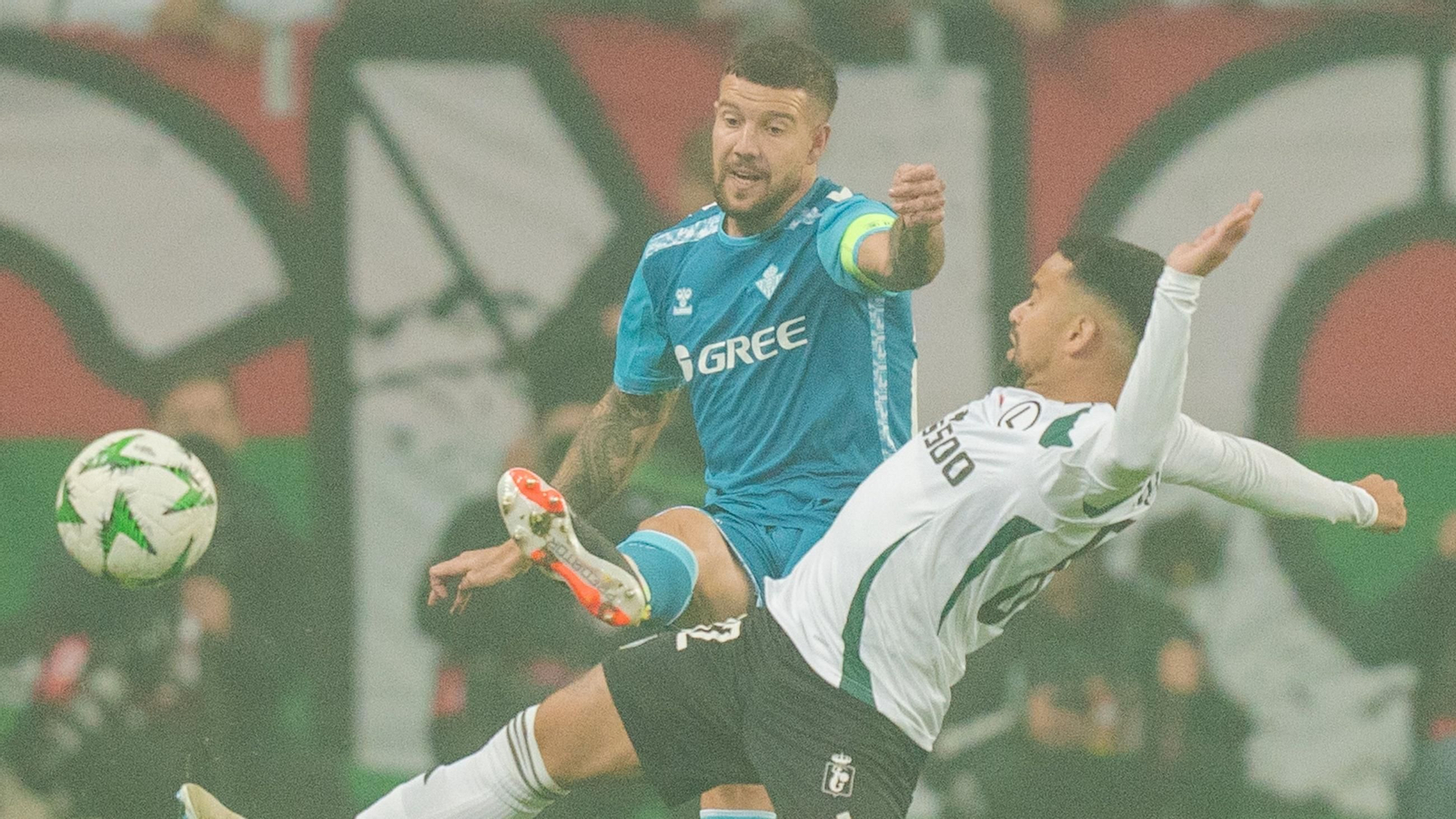 Ruibal disputa el balón con un rival.