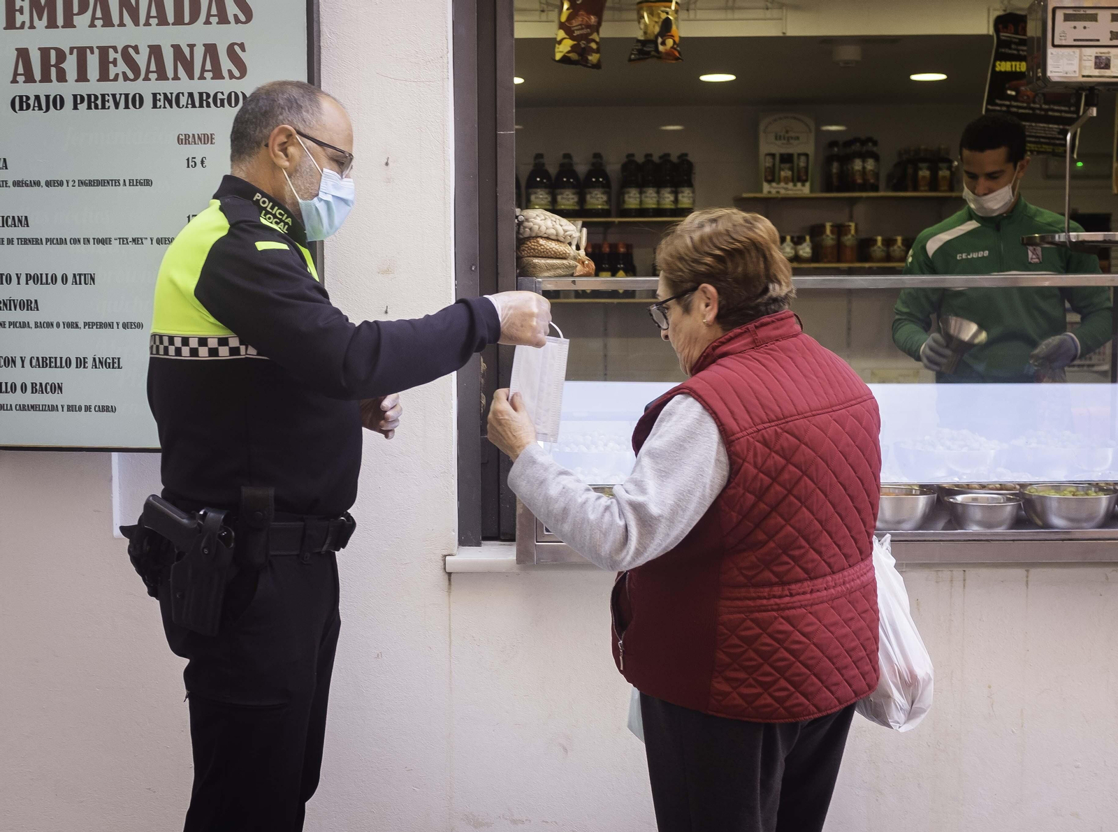 Reparto de mascarillas en el Mercado de Abastos de Sanlúcar.