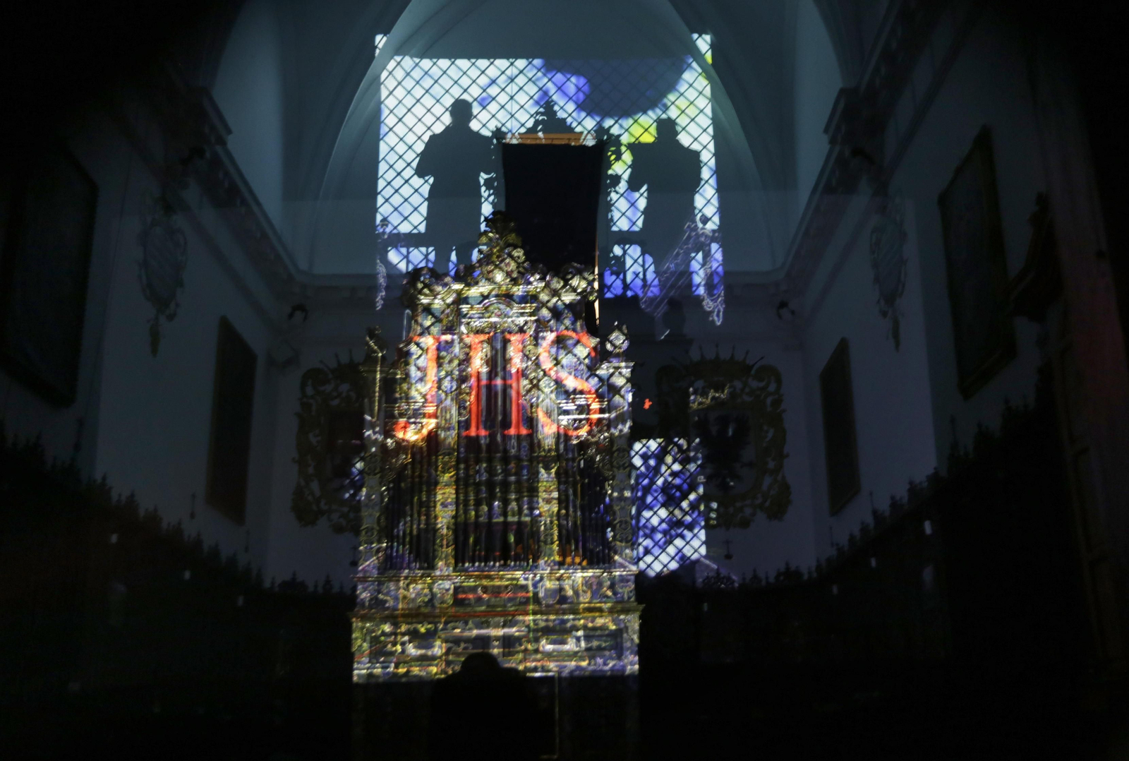 Arriba, silueta de las voces que actuaron durante el concierto.