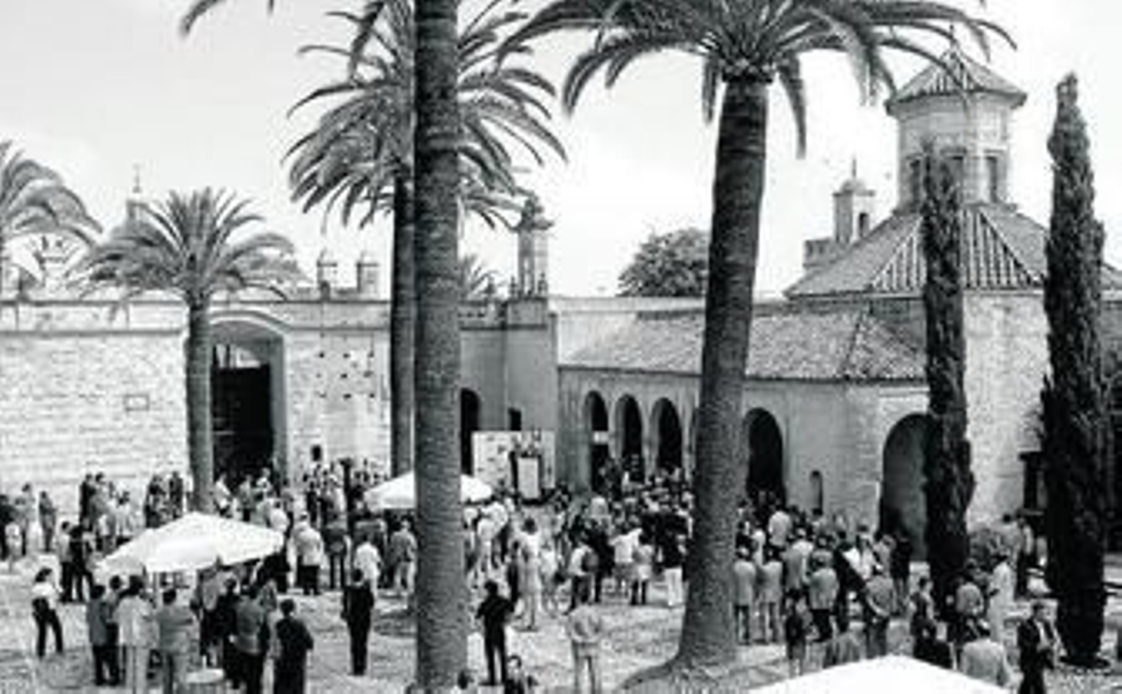 Numeroso público asiste en el patio de armas de el Alcázar a la inauguración de una de las ediciones del Salón de los Vinos Nobles (Vinoble).