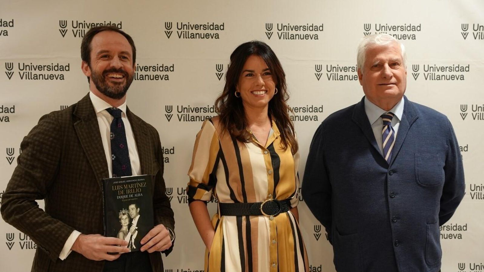 El autor del libro, José Miguel Hernández, con una directiva de la Universidad Villanueva, y el duque de Alba actual