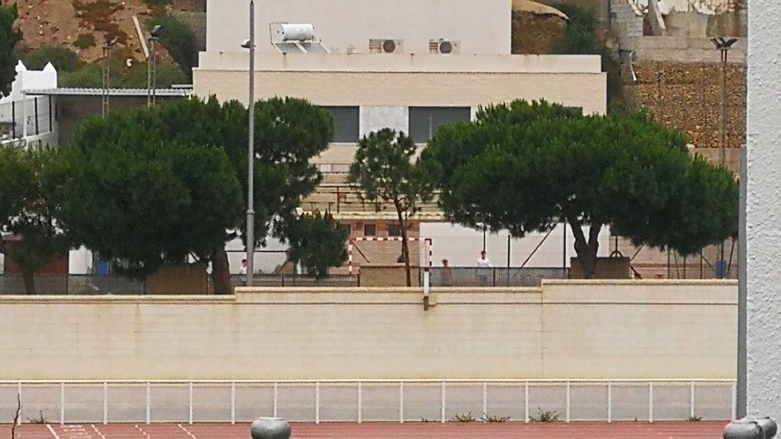 Jóvenes jugando al fútbol en unas pistas municipales de Vera el pasado día 8 de junio.