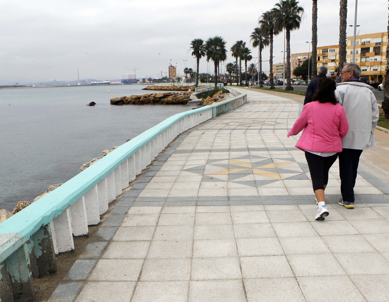 Vecinos paseando por La Línea.