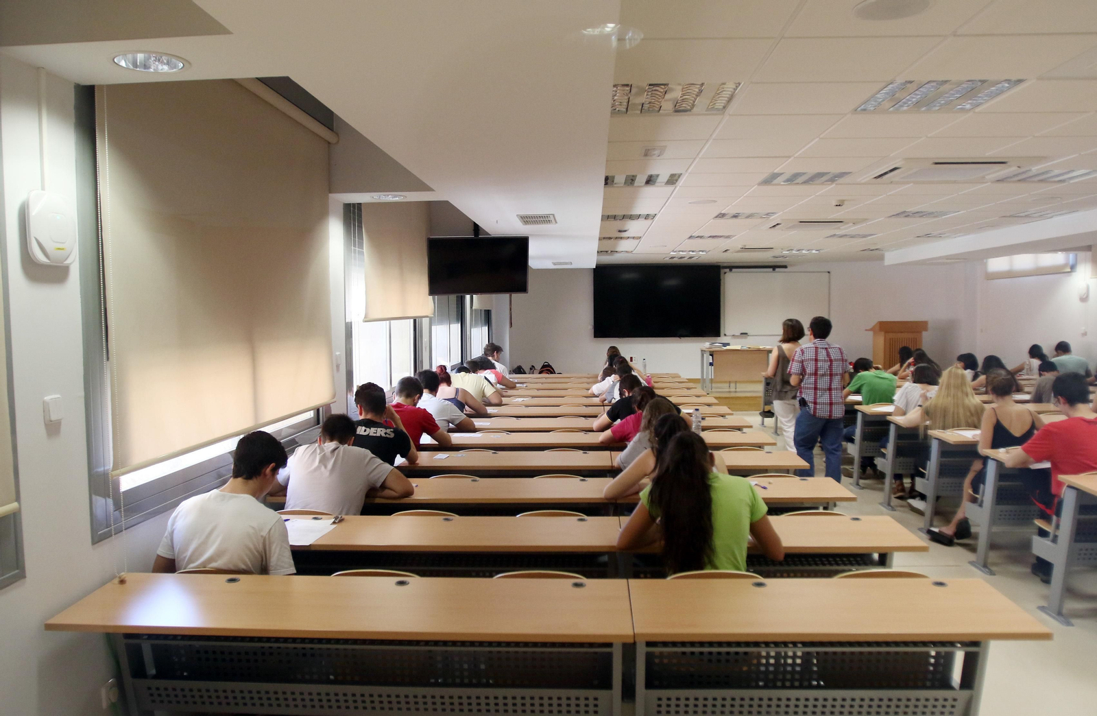 Alumnos realizan la prueba de Selectividad en una clase de la Facultad de Medicina.