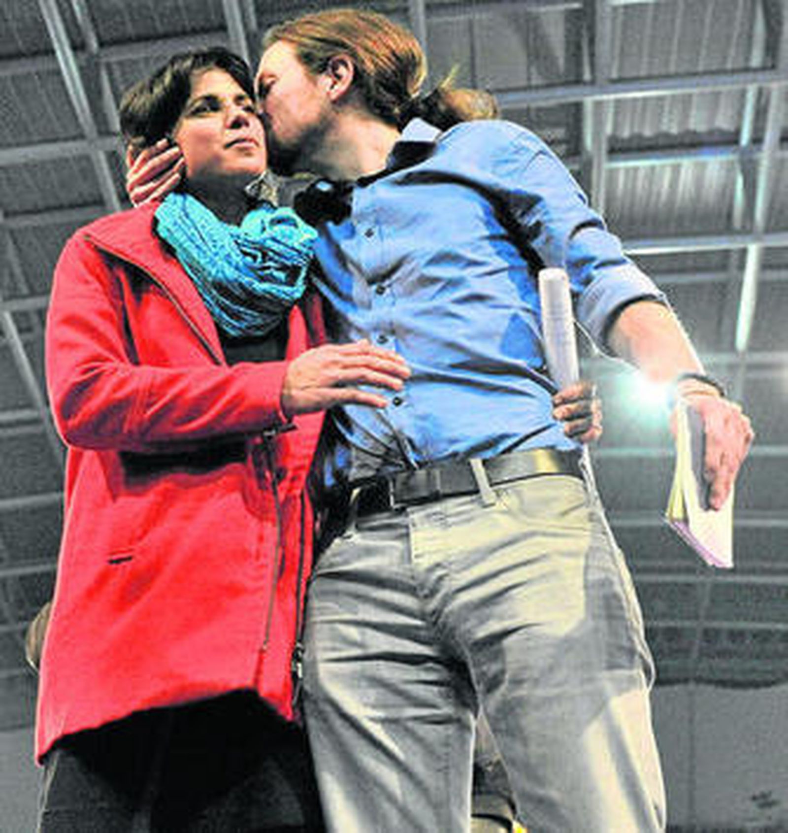 Pablo Iglesias saluda a Teresa Rodríguez en un mitin de las elecciones andaluzas.