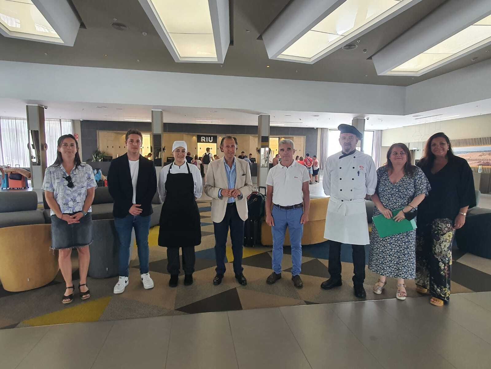 El alcalde comprueba el desarrollo de estas prácticas en el Club Hotel Riu Chiclana, donde ha sido contratada la joven Isabel María Escámez.