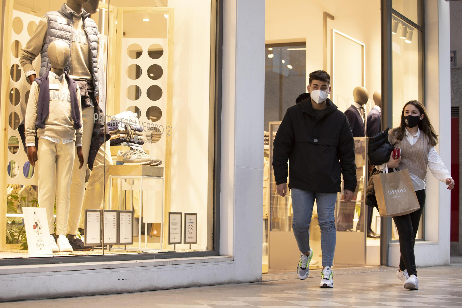 Fotos: los bares y comercios de Granada vuelven a abrir hasta la noche