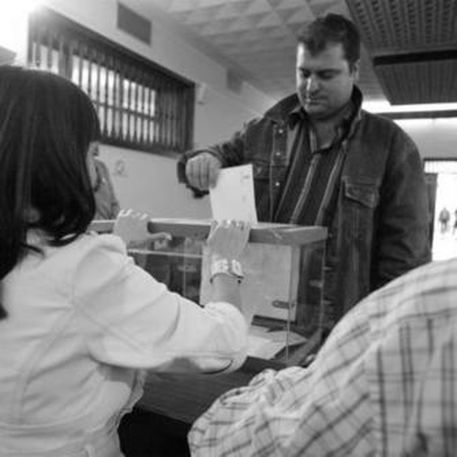 Un trabajador vota en las elecciones de noviembre.