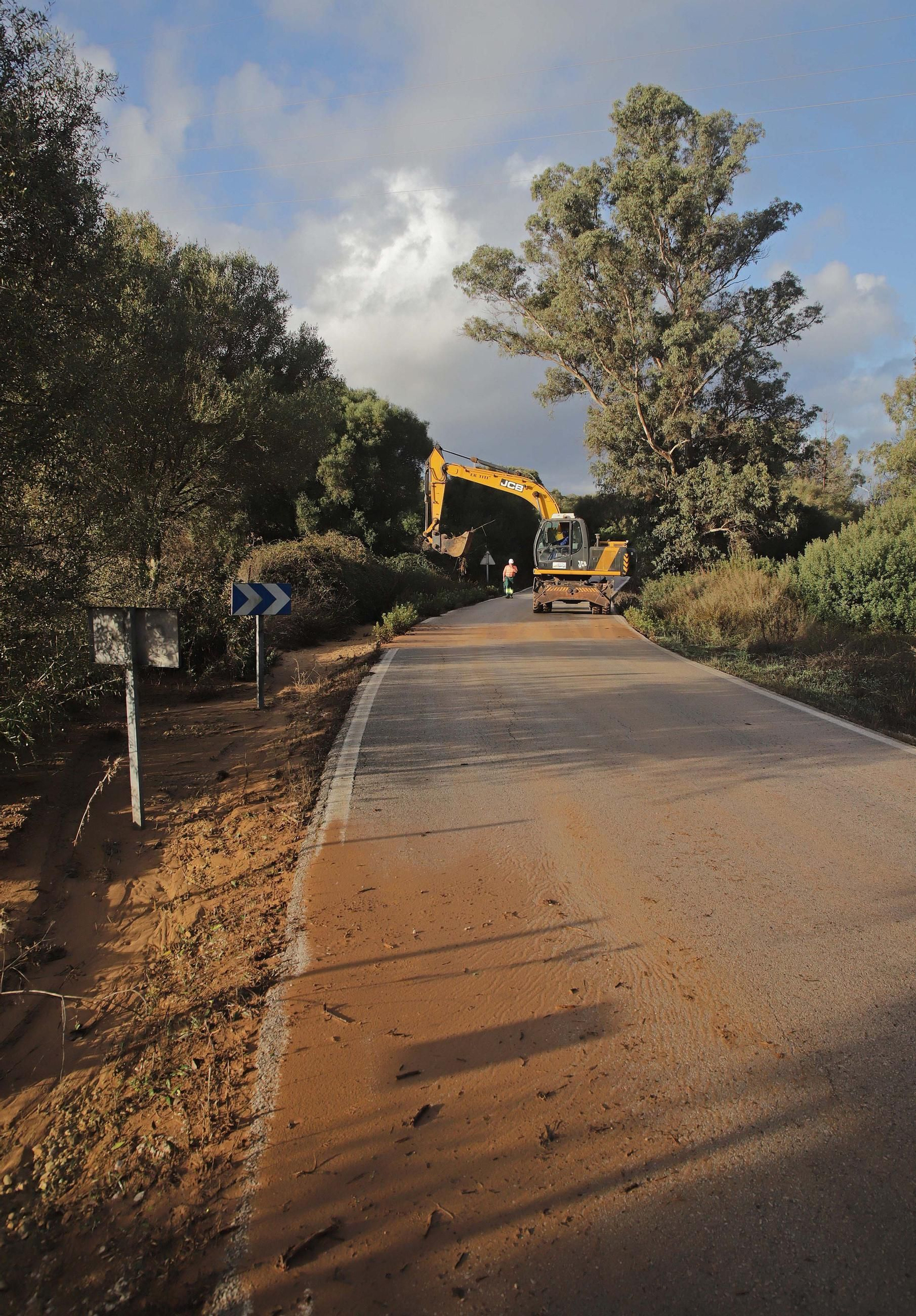 Fotos de las labores de limpieza y retirada de barro en la carretera CA-9203, que une Pinar del Rey con la Estación de San Roque