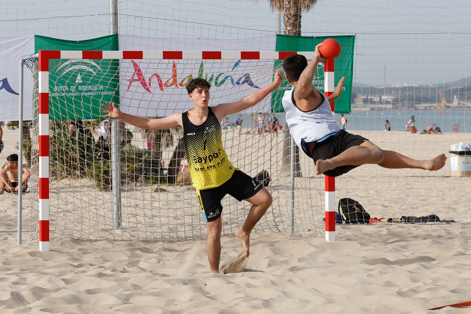 Entrenamiento de la selección andaluza juvenil de balonmano playa, en imágenes