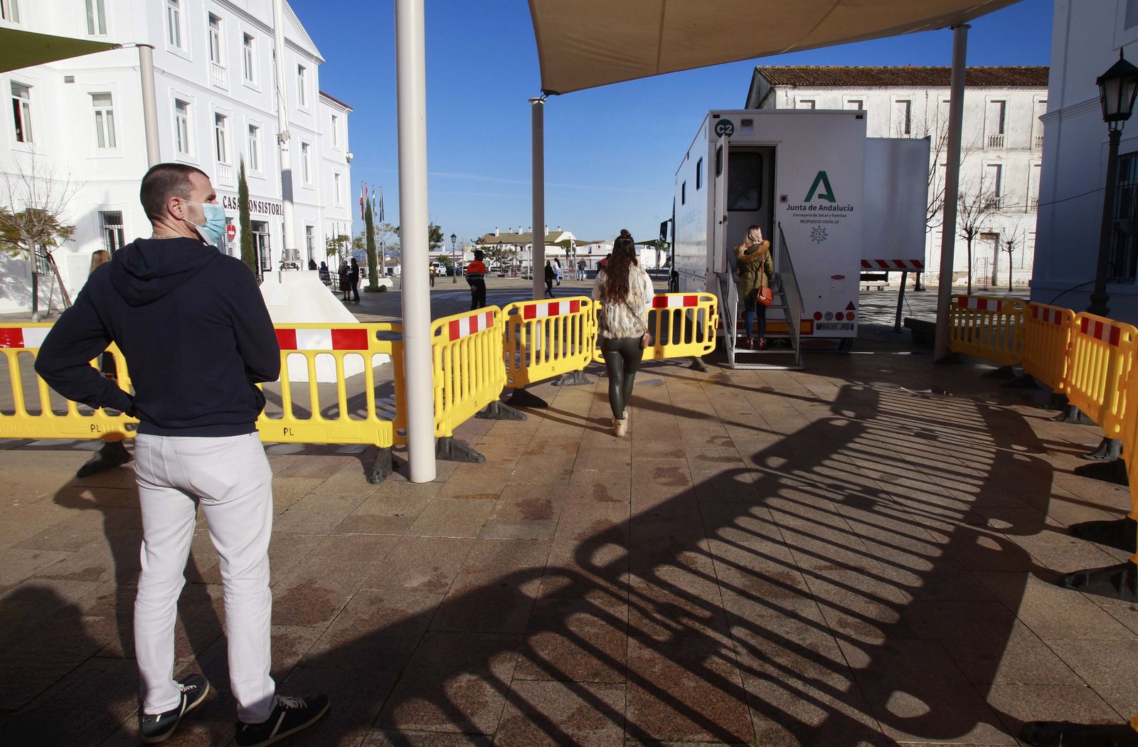 Varias personas esperan su turno para someterse a la prueba, este martes en San Roque