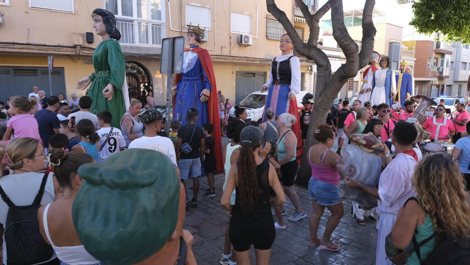 Gigantes y cabezudos en la Feria de Almería 2024, en imágenes