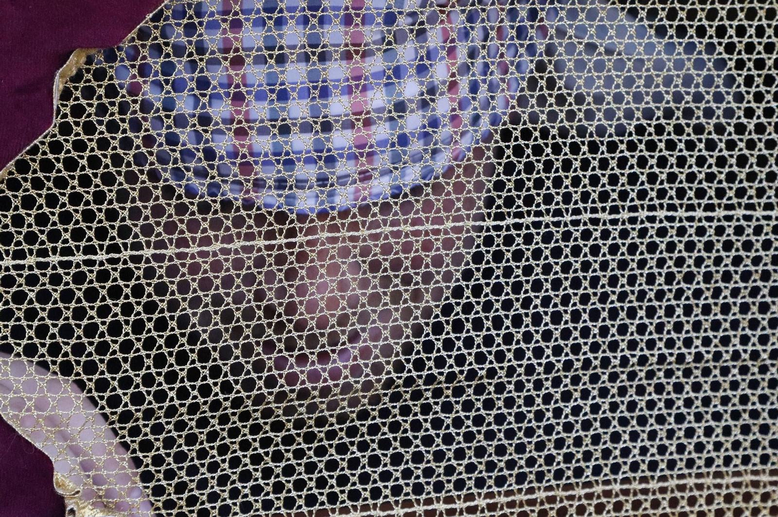 Imágenes del recorrido de la Hermandad de la Redención por las calles de Huelva