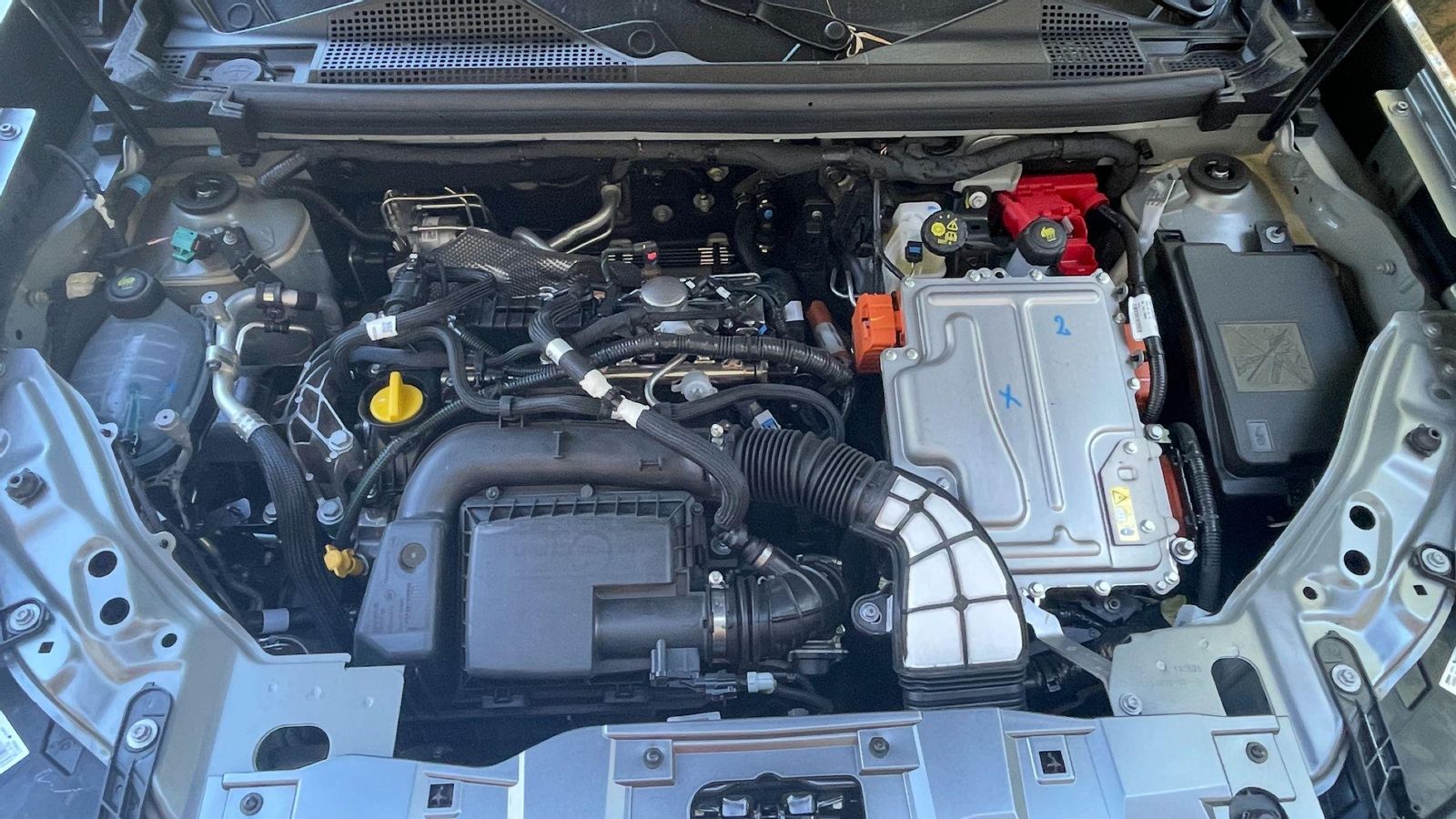 El sistema híbrido autorrecargable del Bigster combina el uso de un motor de gasolina con dos eléctricos, aunque sólo uno de ellos impulsa en condiciones usuales las ruedas.