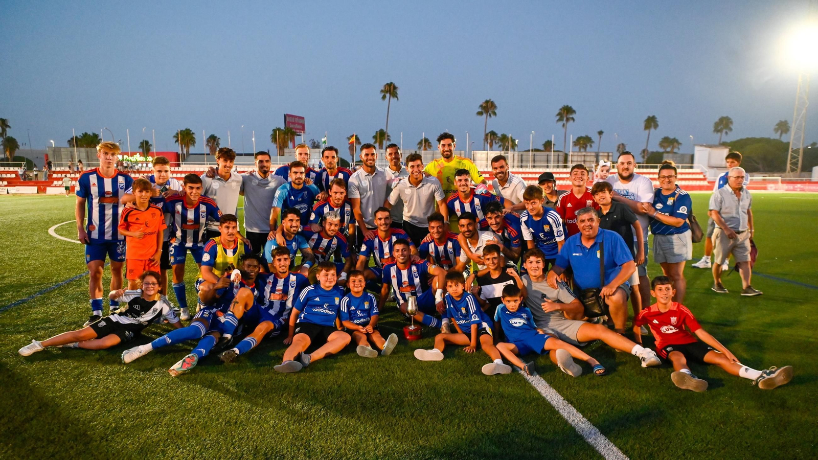 Los jugadores del Xerez CD posan con el Trofeo Ciudad de El Puerto tras vencer al Racing y empatar con el Sanluqueño. Los jugadores del Xerez CD posan con el Trofeo Ciudad de El Puerto tras vencer al Racing y empatar con el Sanluqueño.