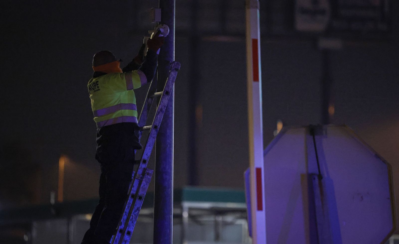 El derribo de la gasolinera de Alcosa, todas las fotos
