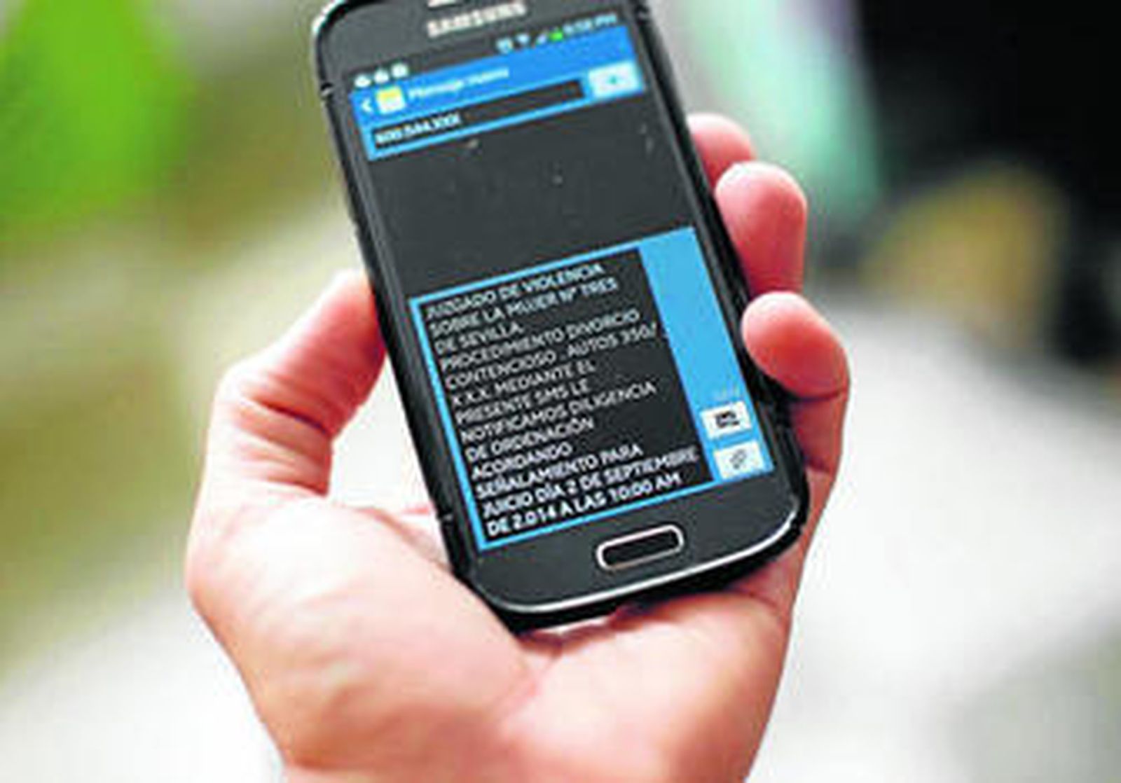 Un usuario de un teléfono móvil muestra un mensaje similar al sistema implantado por la Junta.