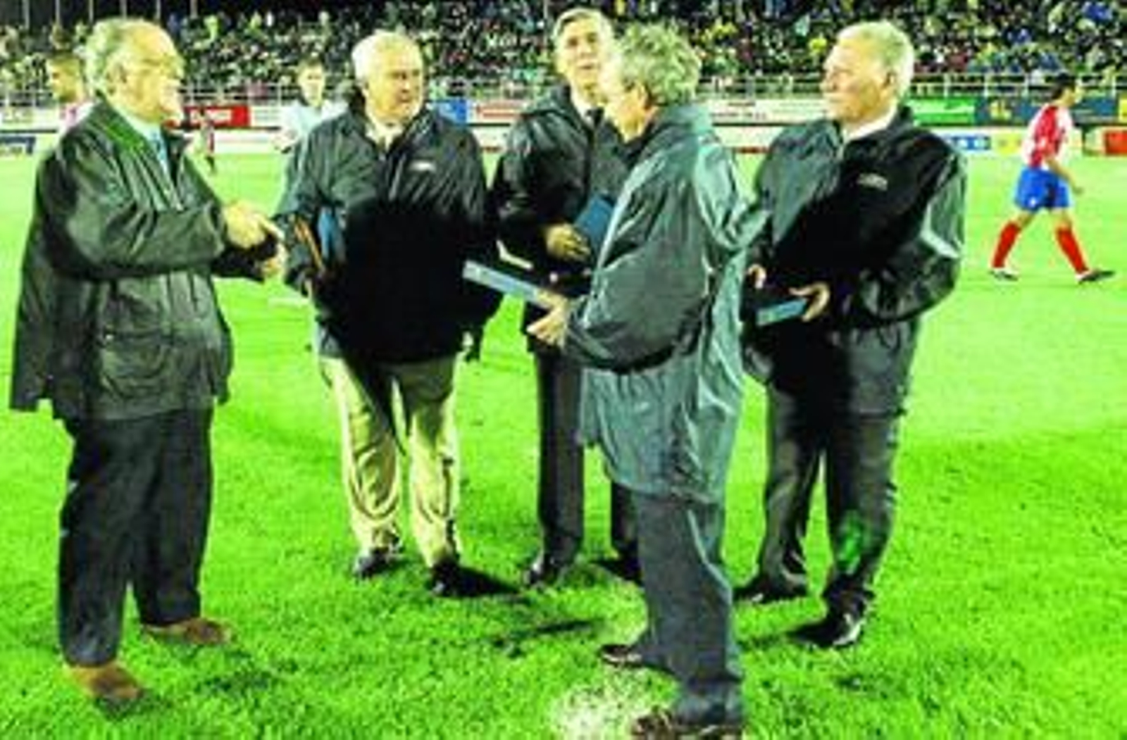 Veteranos que jugaron en el Algeciras y en el Sevilla, en un homenaje en el partido de Copa de 2004.