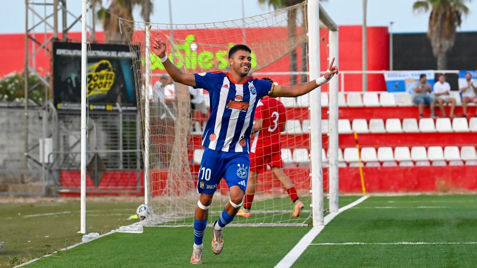 Charaf celebra uno de sus goles al Racing Portuense en el Cuvillo. Charaf celebra uno de sus goles al Racing Portuense en el Cuvillo.