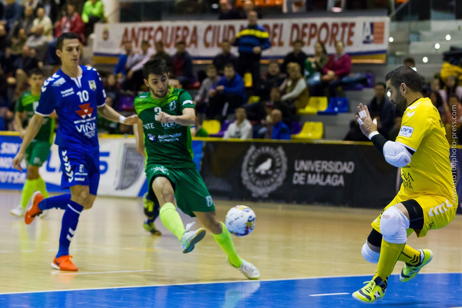 Carlos Corredera dispara a portería.