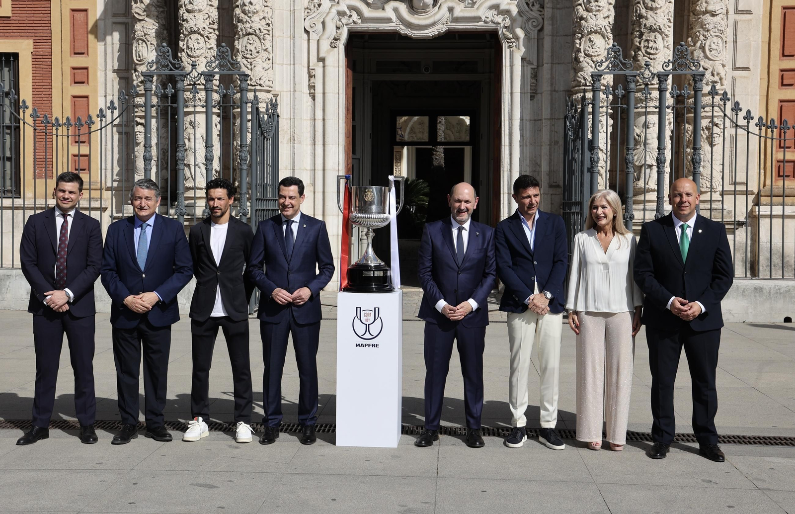 El presidente de la Junta de Andalucía recibe la Copa del Rey e inaugura la exposición "Los reyes de la Copa"