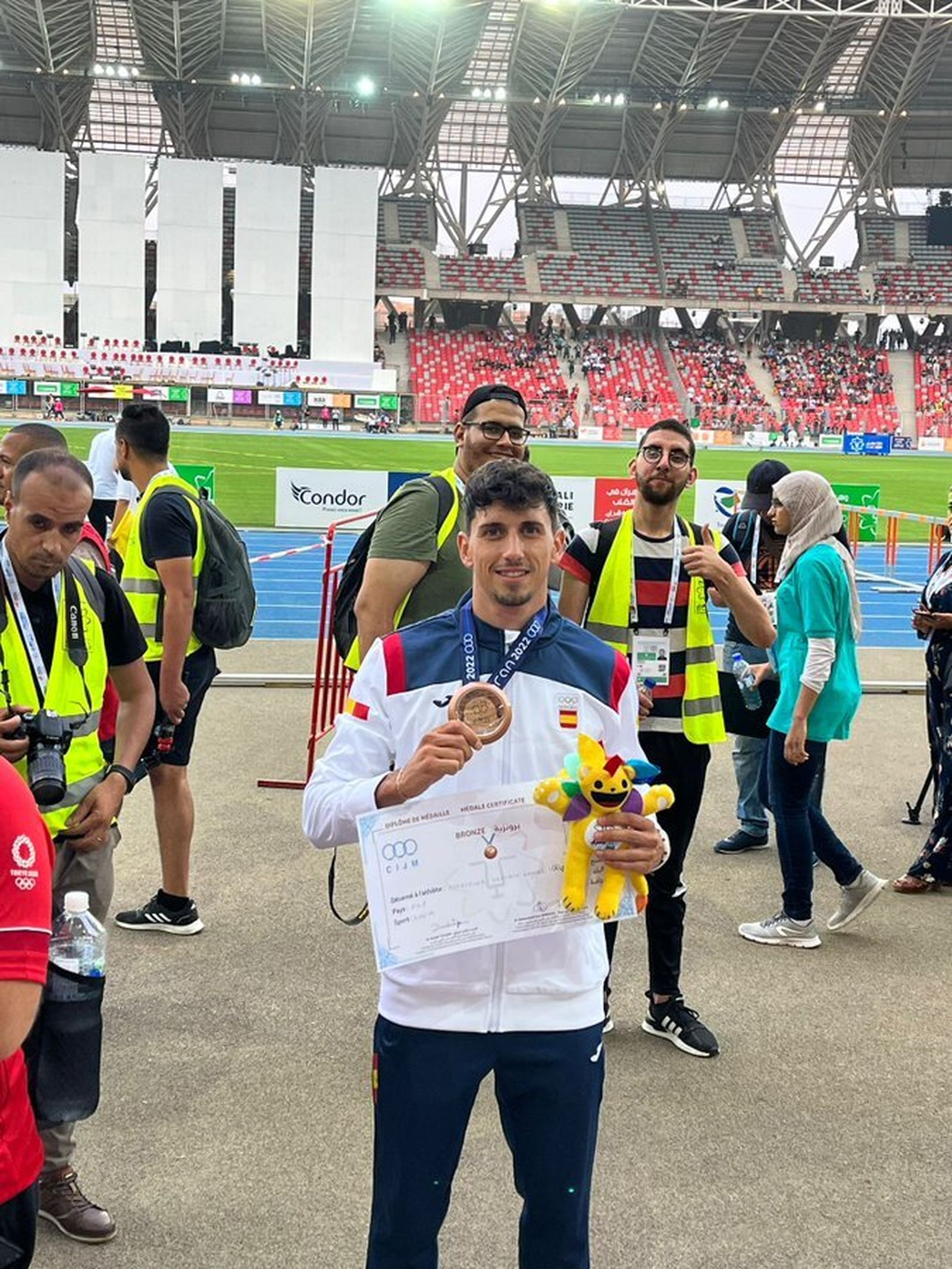 Dani Rodríguez posa con el bronce logrado en Orán.