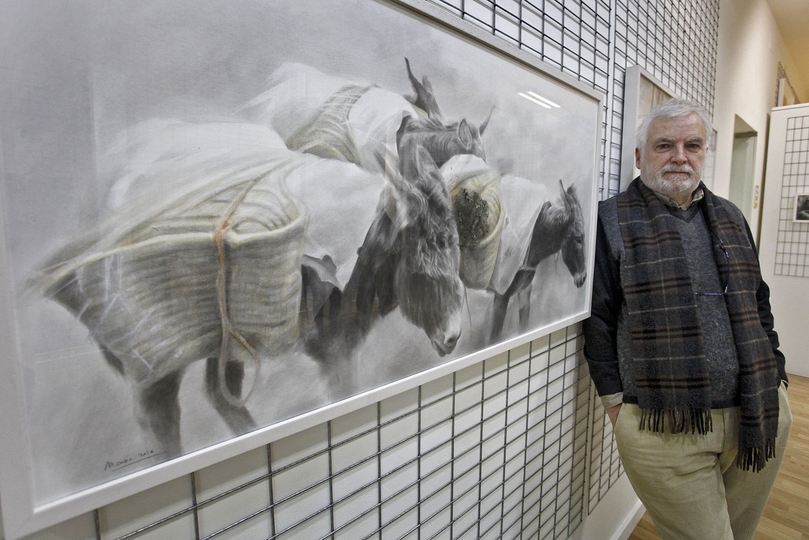 Manuel Cano posa ante su obra en la galería Benot.