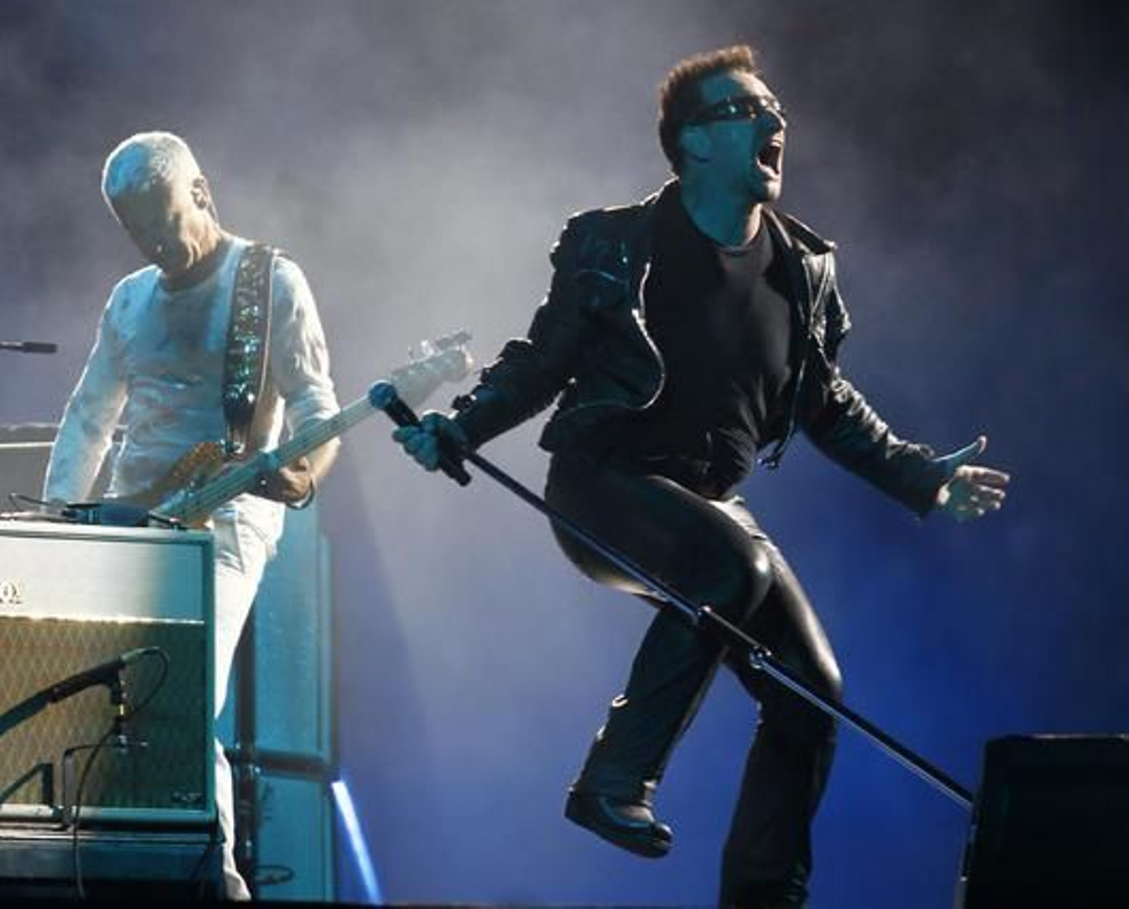 Bono salta ante Clayton.

Foto: Pizarro