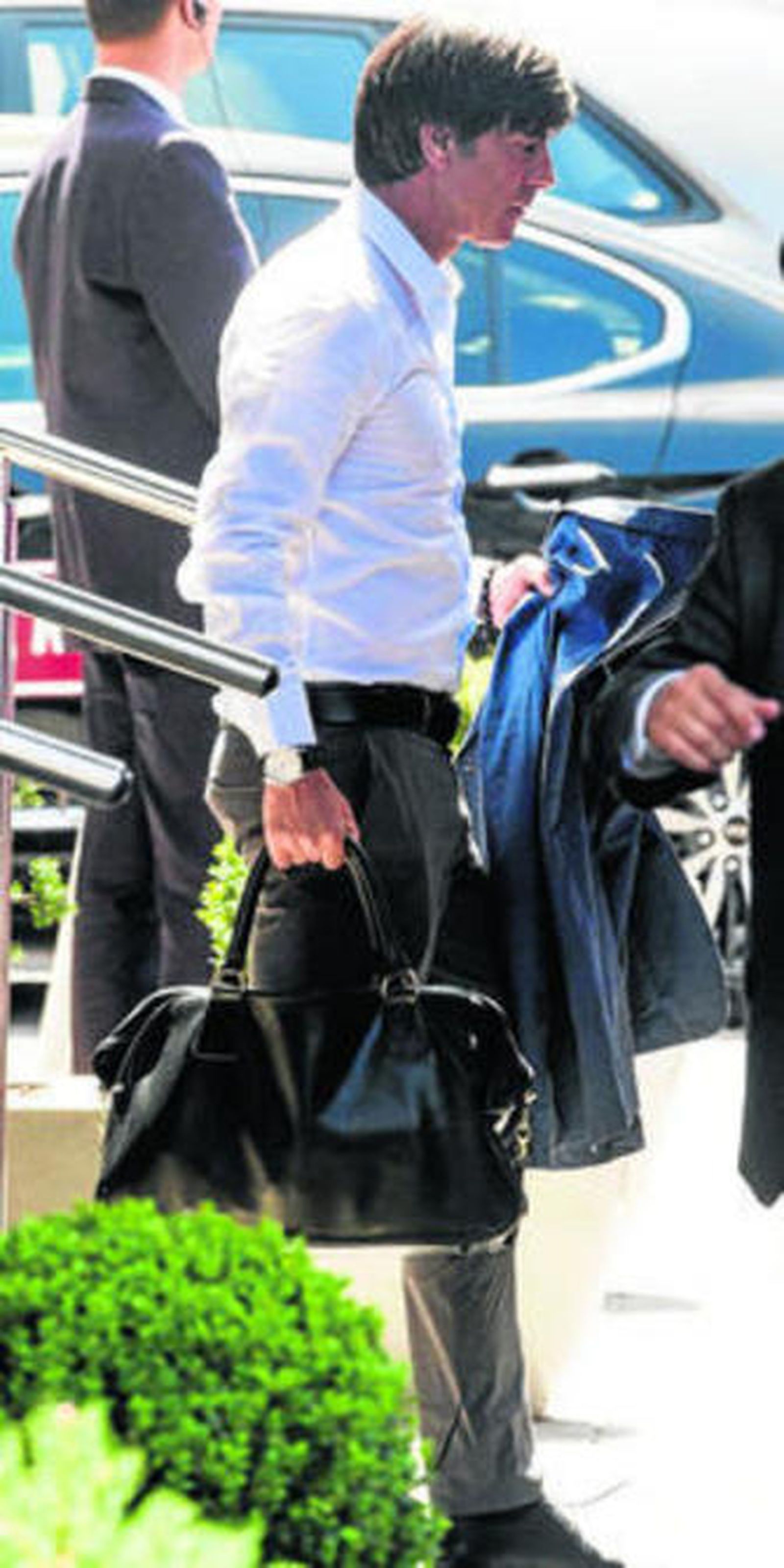 Joachim Löw, a su salida del hotel de concentración en Varsovia.