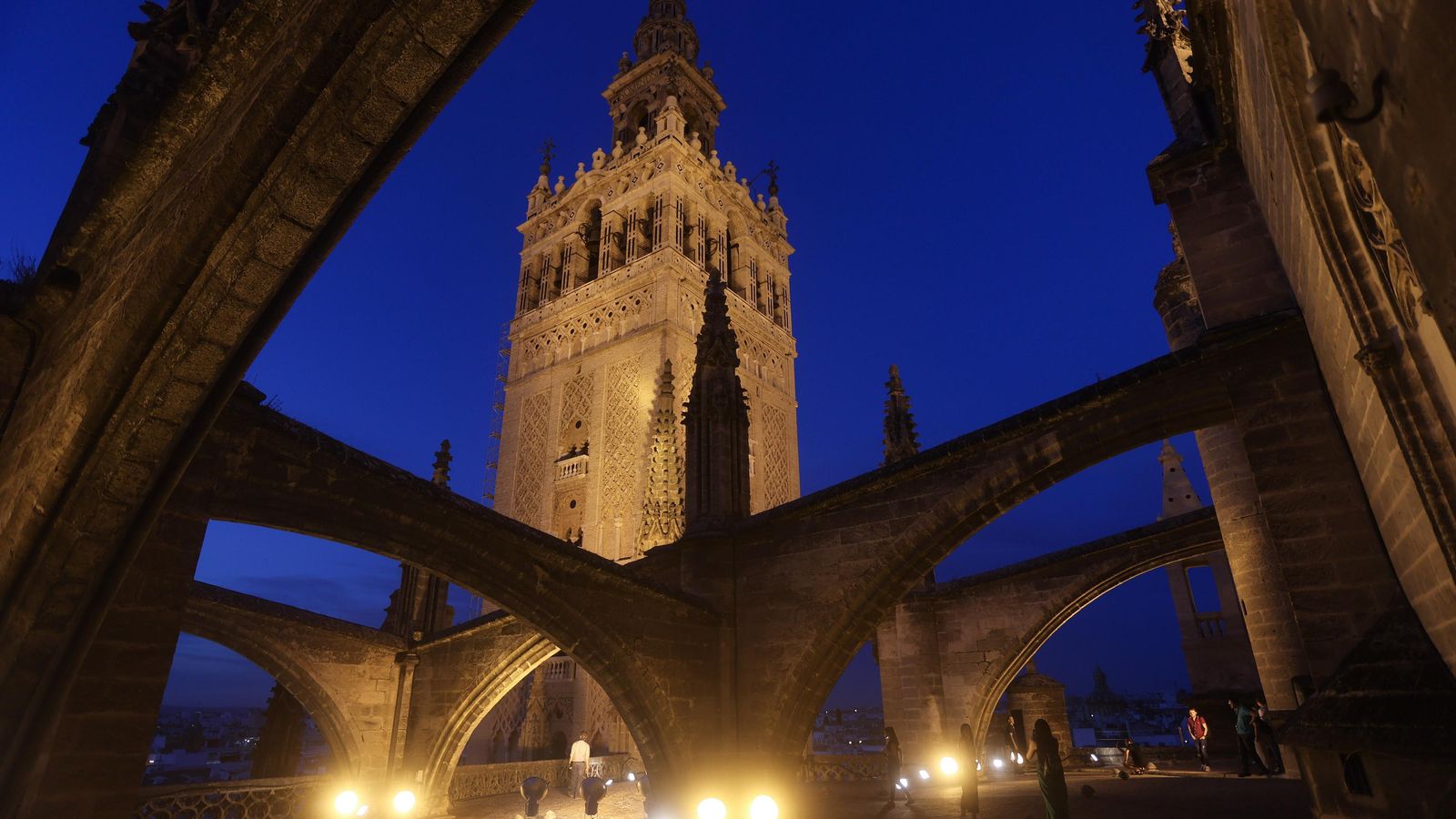 Las impresionantes imágenes de las cubiertas de la Catedral al anochecer