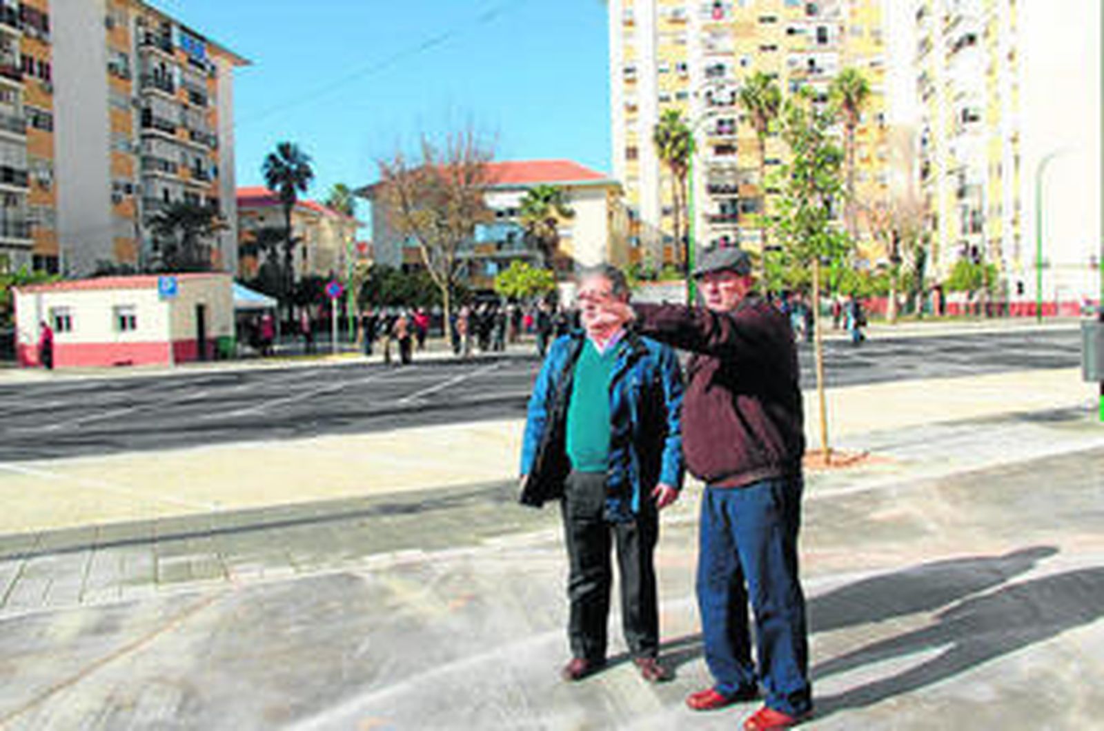 El alcalde de Sevilla y el presidente de la intercomunidad de vecinos de Alcosa visitaron ayer la plaza Bib Rambla.