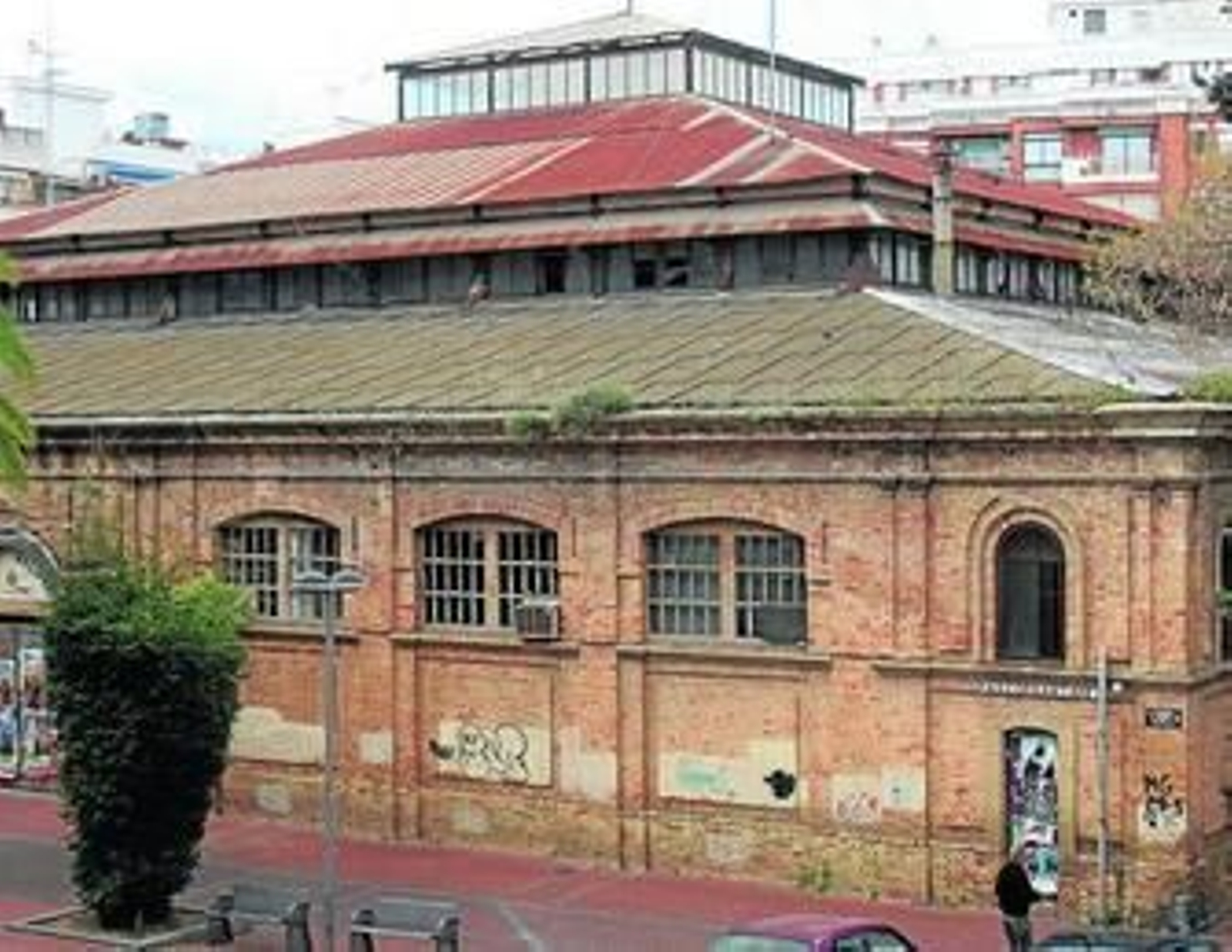 Fachada principal del edificio del antiguo mercado de Santa Fe, en el paseo que le da nombre.