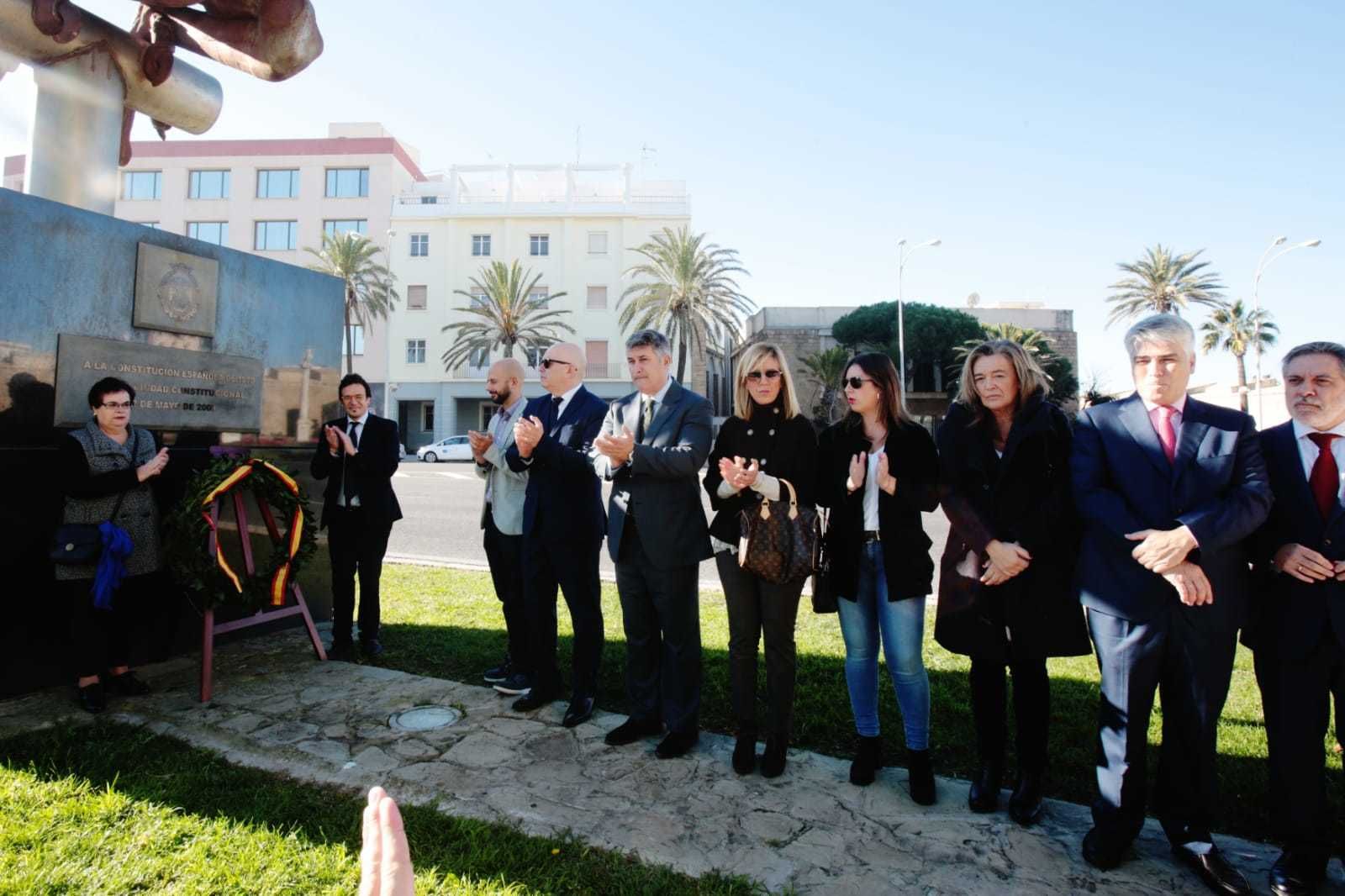 Ofrenda Floral a los pies del monumento de la Constitución de 1978.