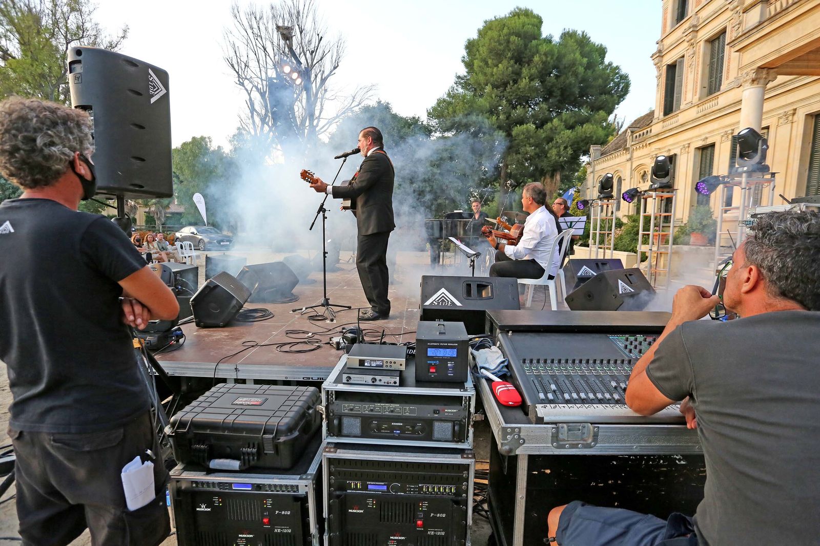 Concierto de A Dos Velas en la Real Escuela del Arte Ecuestre