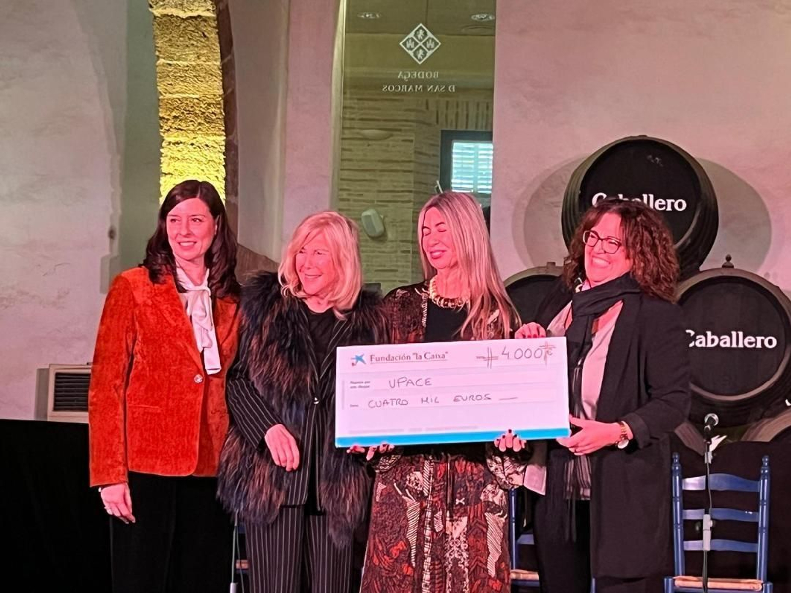Custodia Caballero, Concha Baras, May Romero y Ana Lorenzo, durante la entrega del cheque.