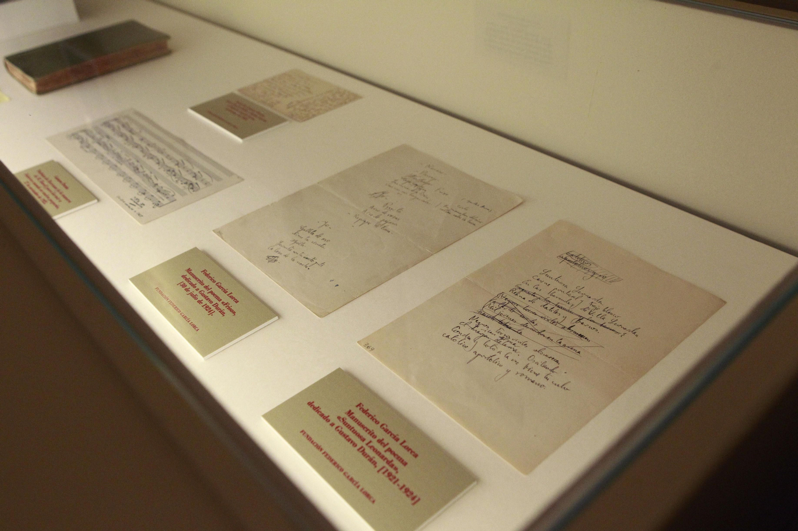 1. Algunos de los manuscritos del poeta granadino que se muestran en la exposición 'Una habitación propia', que recoge su largo paso por la Residencia de Estudiantes (1919 a 1936).