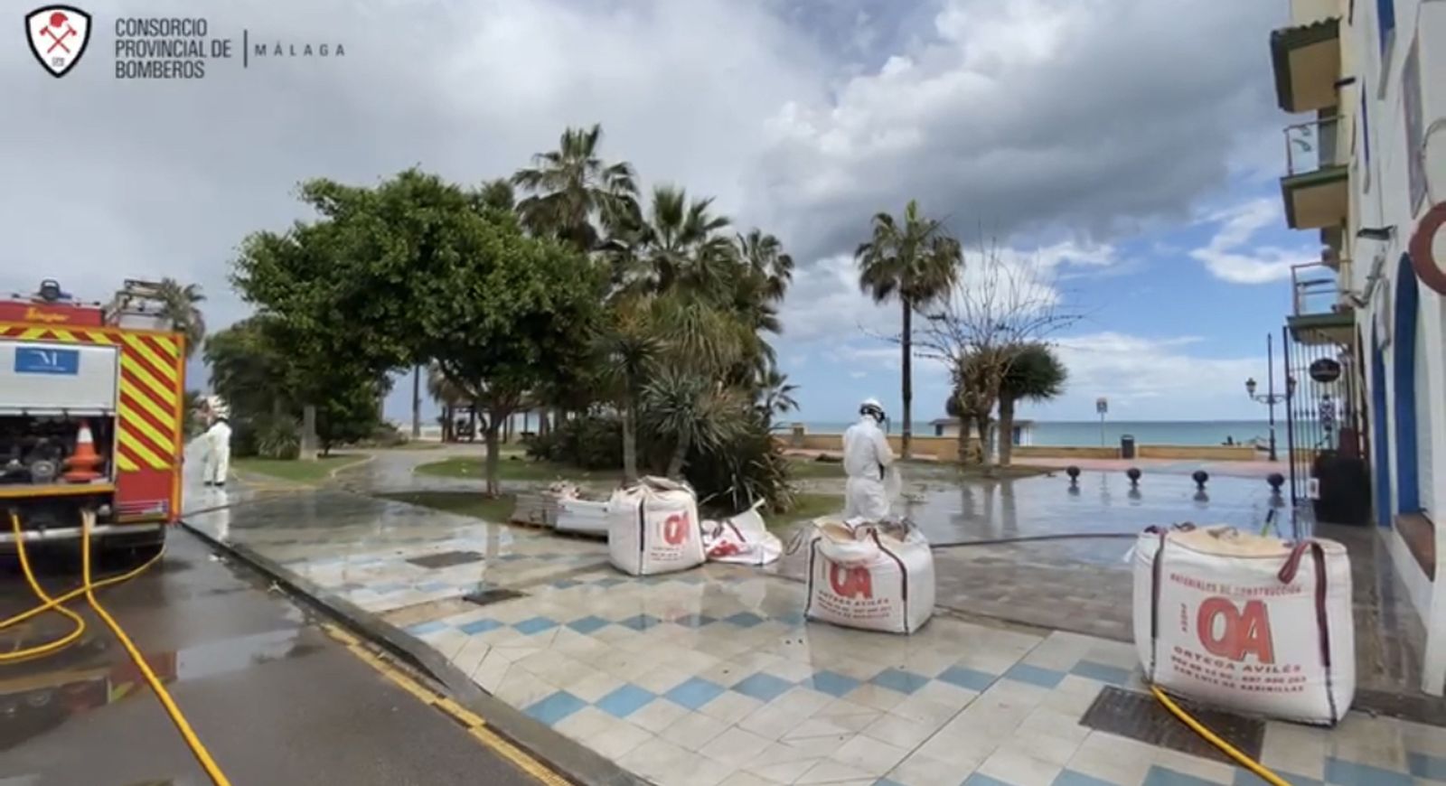 Efectivos del Consorcio Provincial de Bomberos de Málaga en tareas de desinfección.
