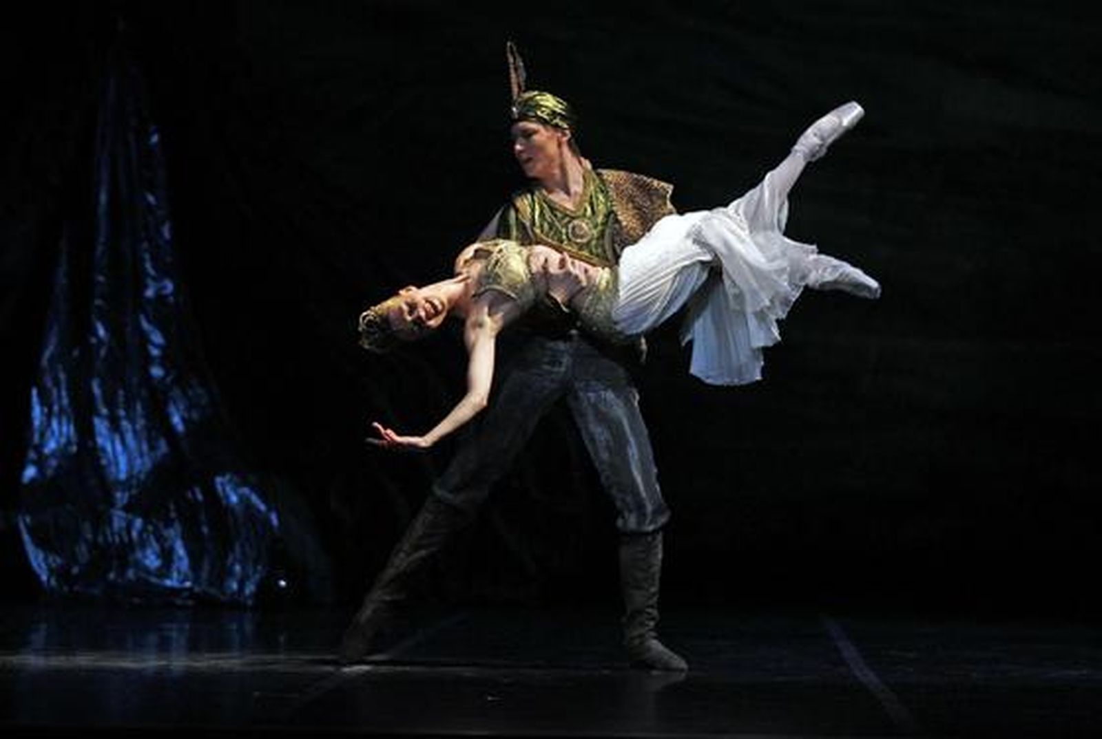 El Ballet de la Ópera de Varsovia representa 'La Bayadère' en el Teatro de la Maestranza, una obra sobre la supervivencia del amor tras la muerte.

Foto: Antonio Pizarro