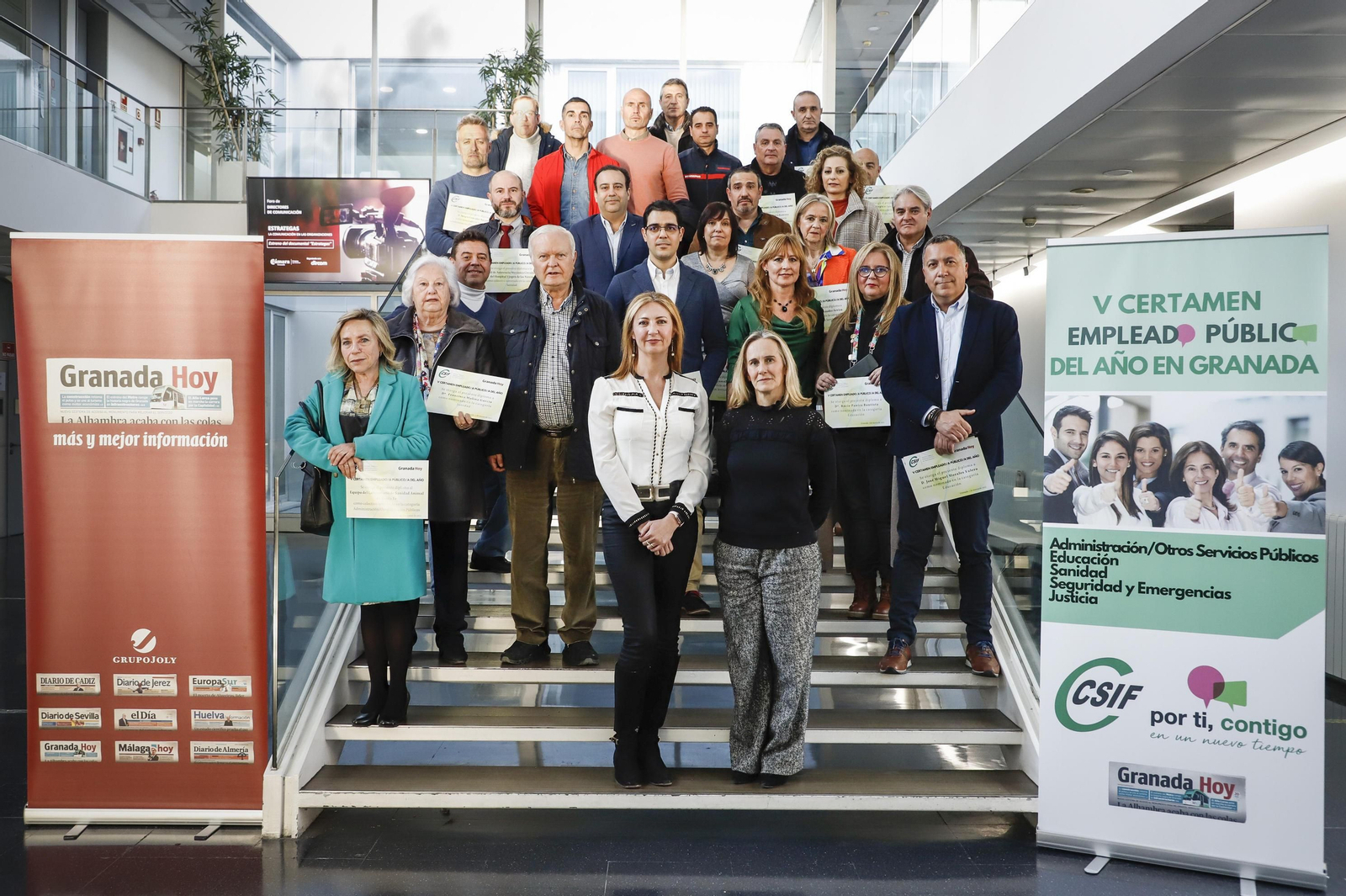 Los 23 finalistas junto a Victoria Eugenia Pineda, presidenta de CSIF Granada y Lola Quero, directora de Granada Hoy