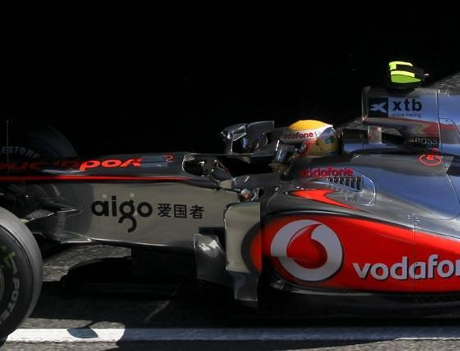 Fernando Alonso logra superar el peor circuito que le quedaba para Ferrari F10 con un tercer puesto detrás de los Red Bull del alemán Sebastian Vettel y del australiano Mark Webber

Foto: efe