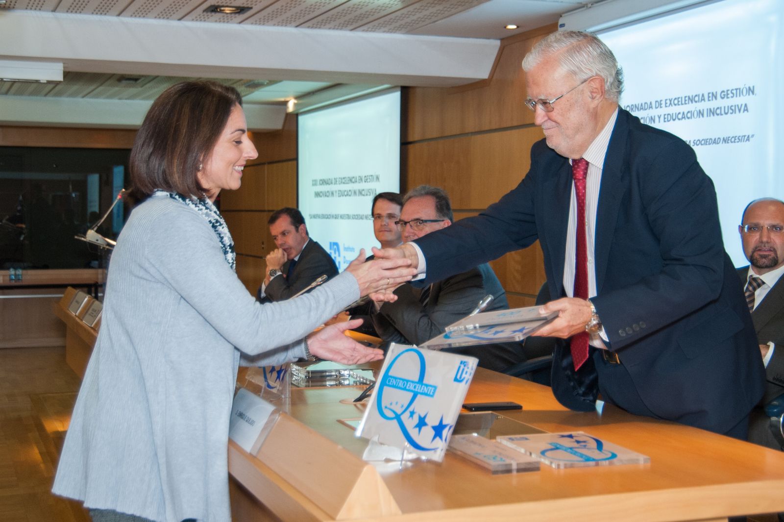 La representante de la Escuela San José recibe la certificación 400+ de Calidad y Excelencia