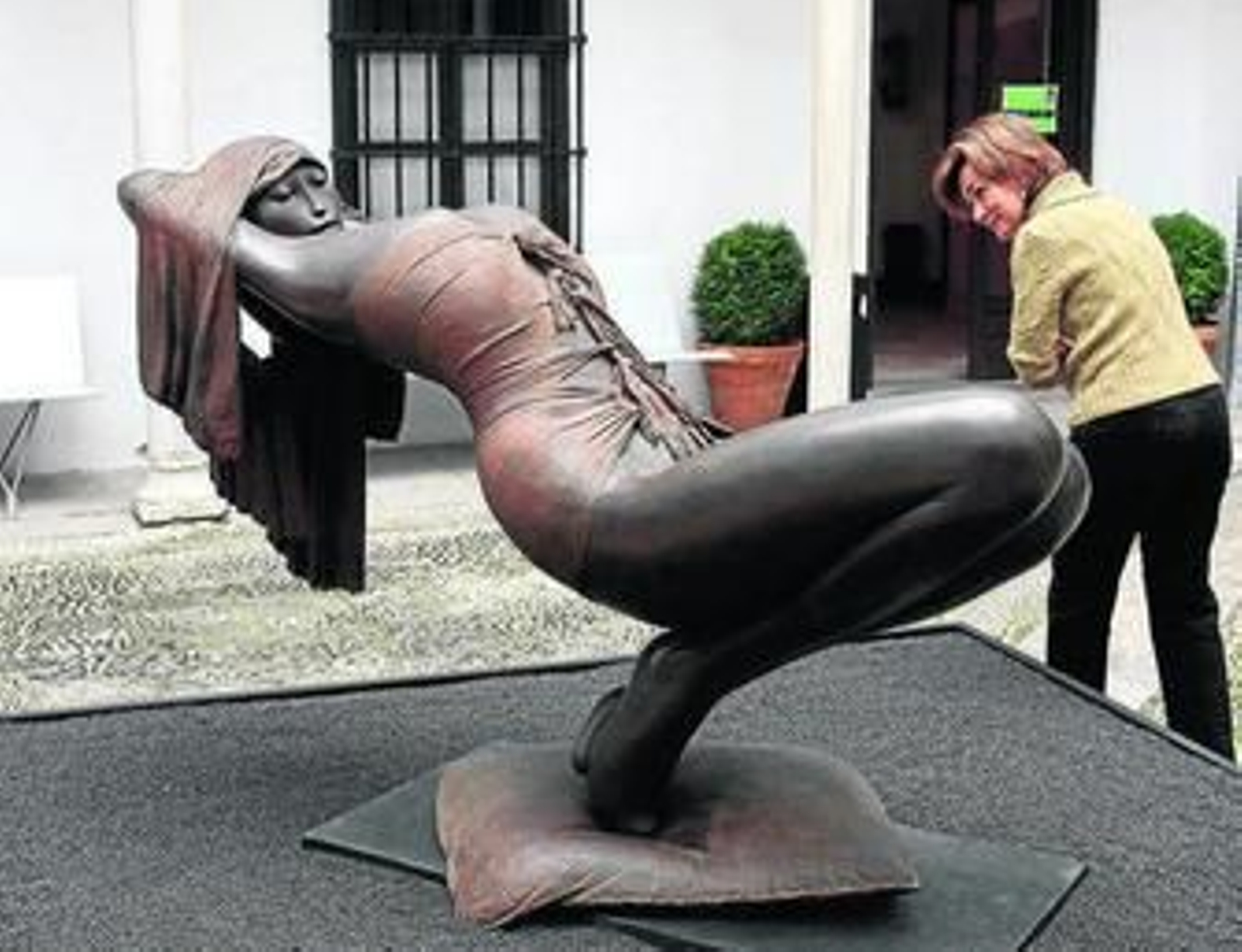 1. 'Luna' (118x160x74 cm) recibe a los visitantes de la exposición en el patio de la Casa de los Tiros. 2. Algunas de las figuras que conforman la serie 'Tribu'. 3. Una de las esculturas de la serie 'Dina' que se titula 'Dina sentada' 4. 'Caribeña' posa indiferente a la mirada de todos con un gran sombrero.