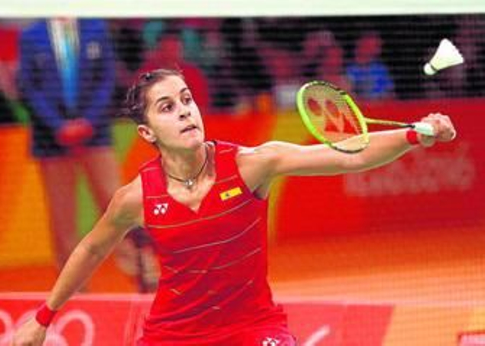 Carolina Marín remata al volante en uno de los puntos de la final olímpica que le ha dado la medalla de oro.