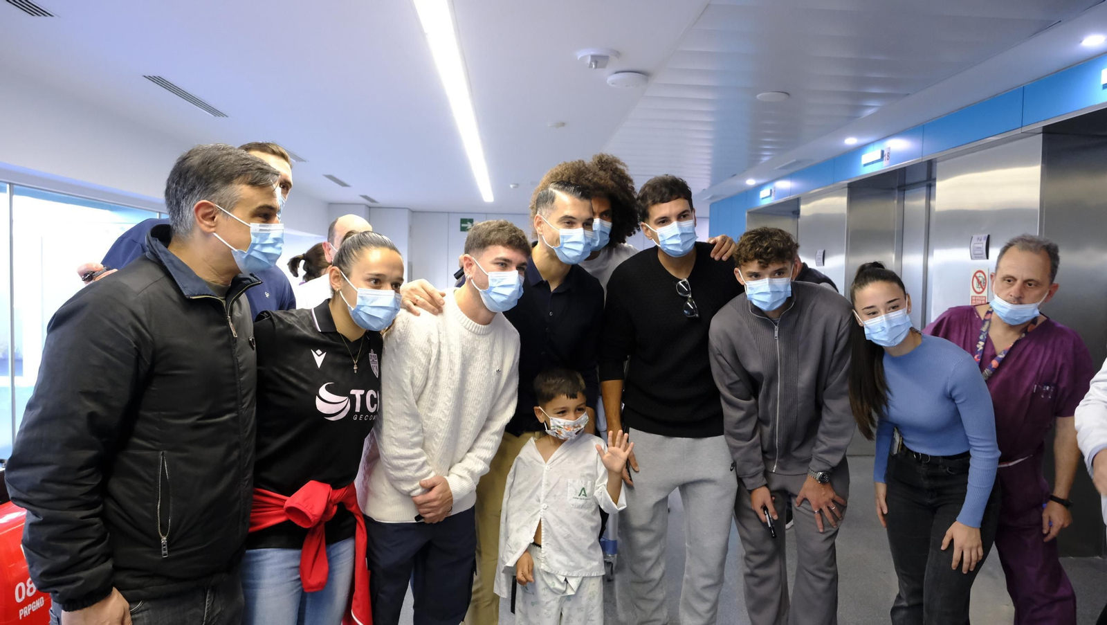 Las imágenes de la visita de los jugadores del Almería a los niños de Torrecárdenas
