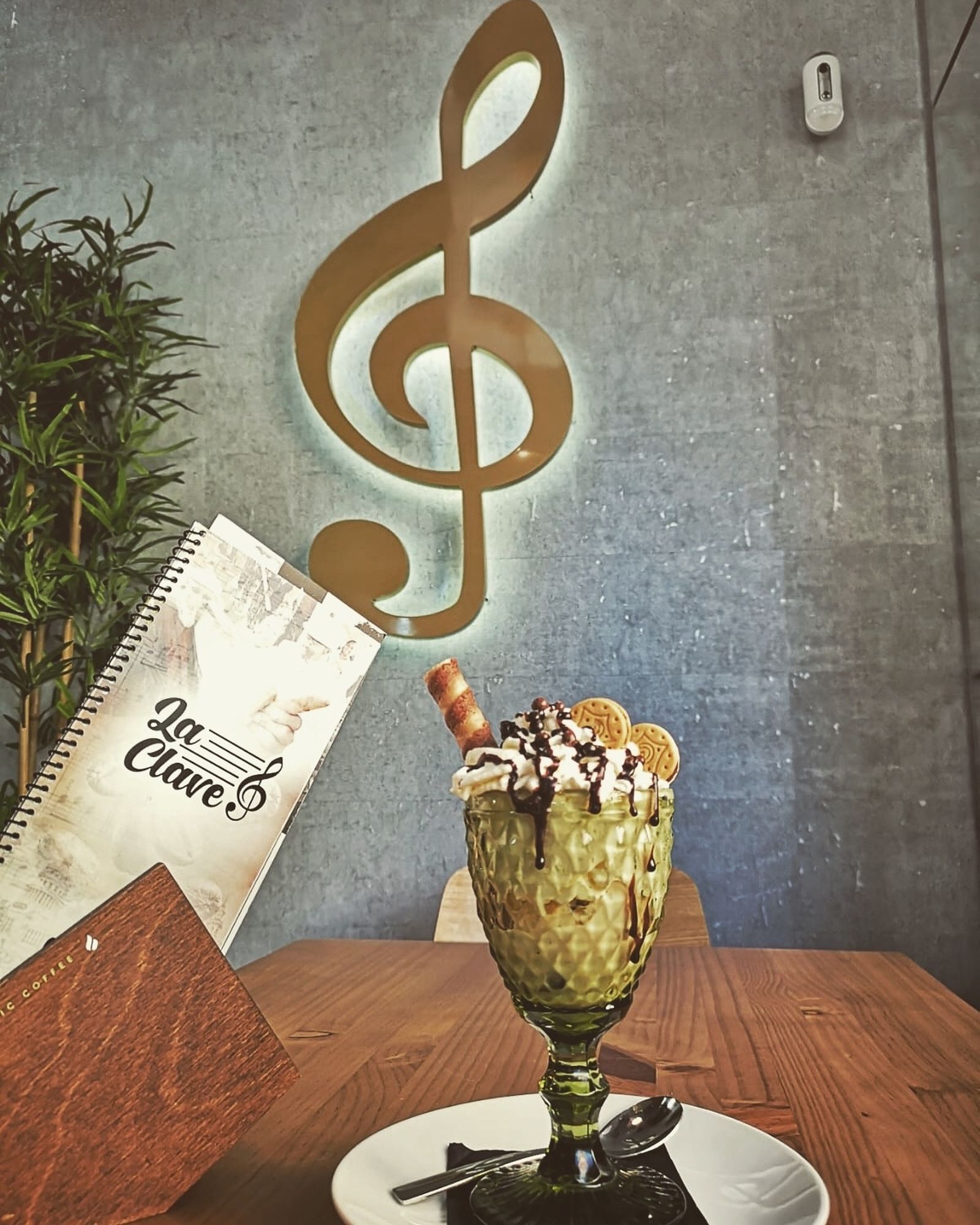 Los smoothies y batidos de La Clave se han vuelto muy populares entre los habitantes de la zona, así como su gran variedad de gofres y creps.