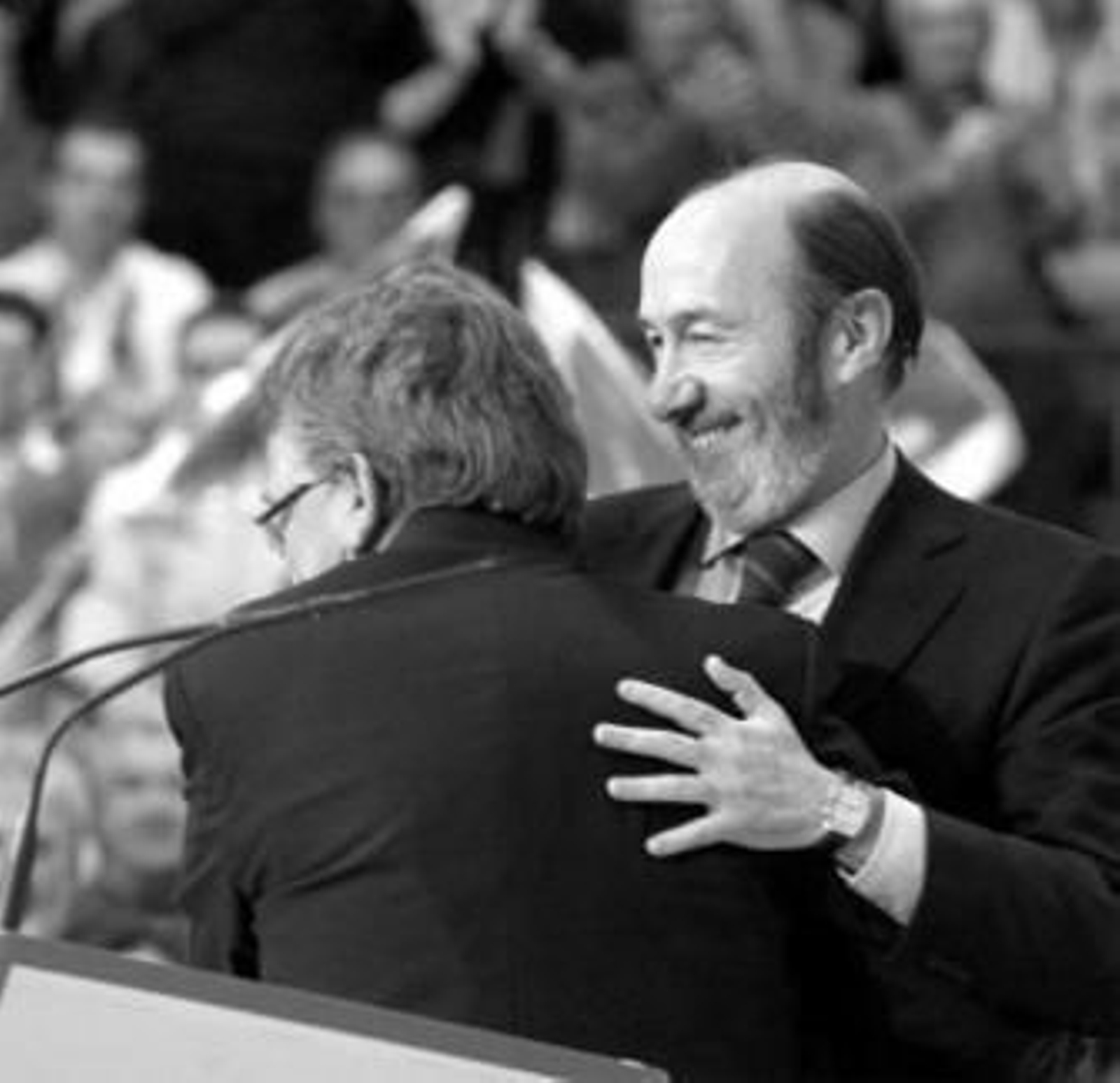 Cabaña tras su discurso deja paso para que hable Rubalcaba.