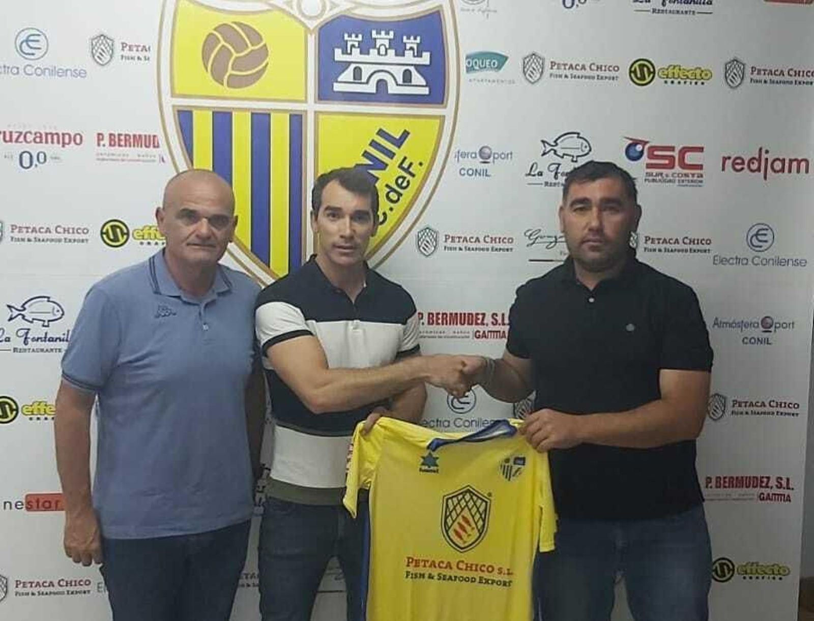 Francis posa entre Javier Otero y Juan Diego Bermúdez.