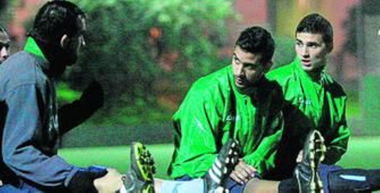 Bibi (izq.) estira junto a Antonio Jesús y Juanjo.